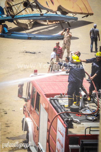 رجال الحماية المدنية يحاولون السيطرة على الحريق -اليوم السابع -5 -2015